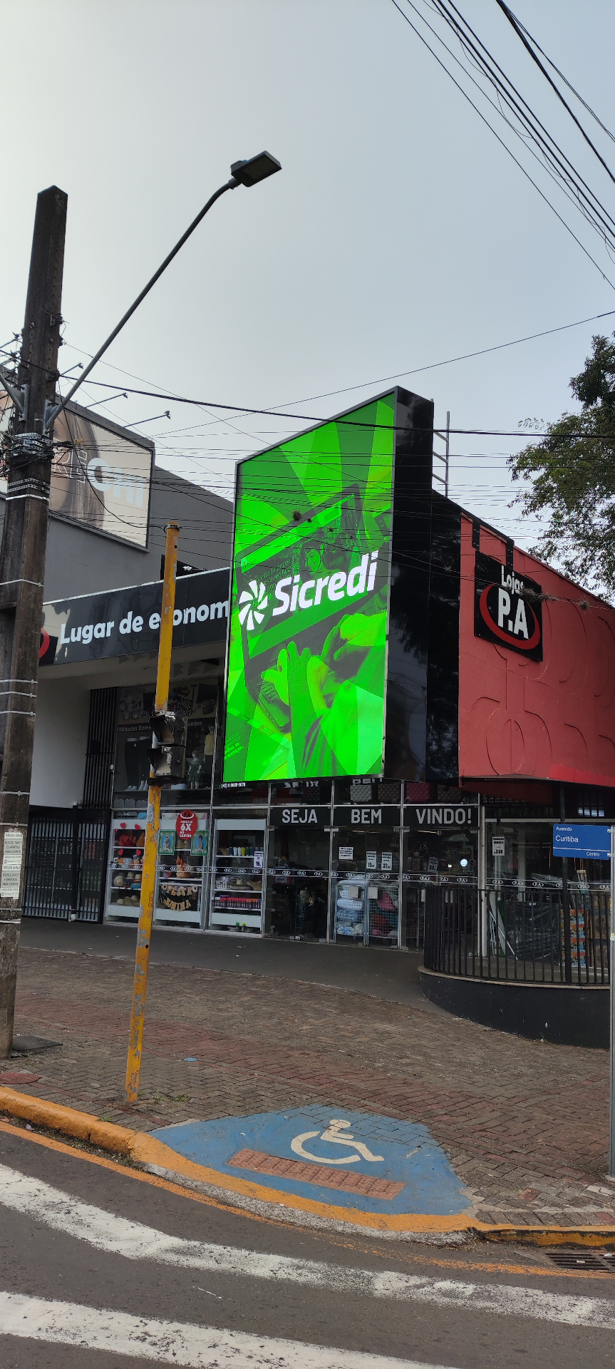 Campanha Sicredi no painel de LED 4K da Mega Display na Av. Curitiba, Apucarana