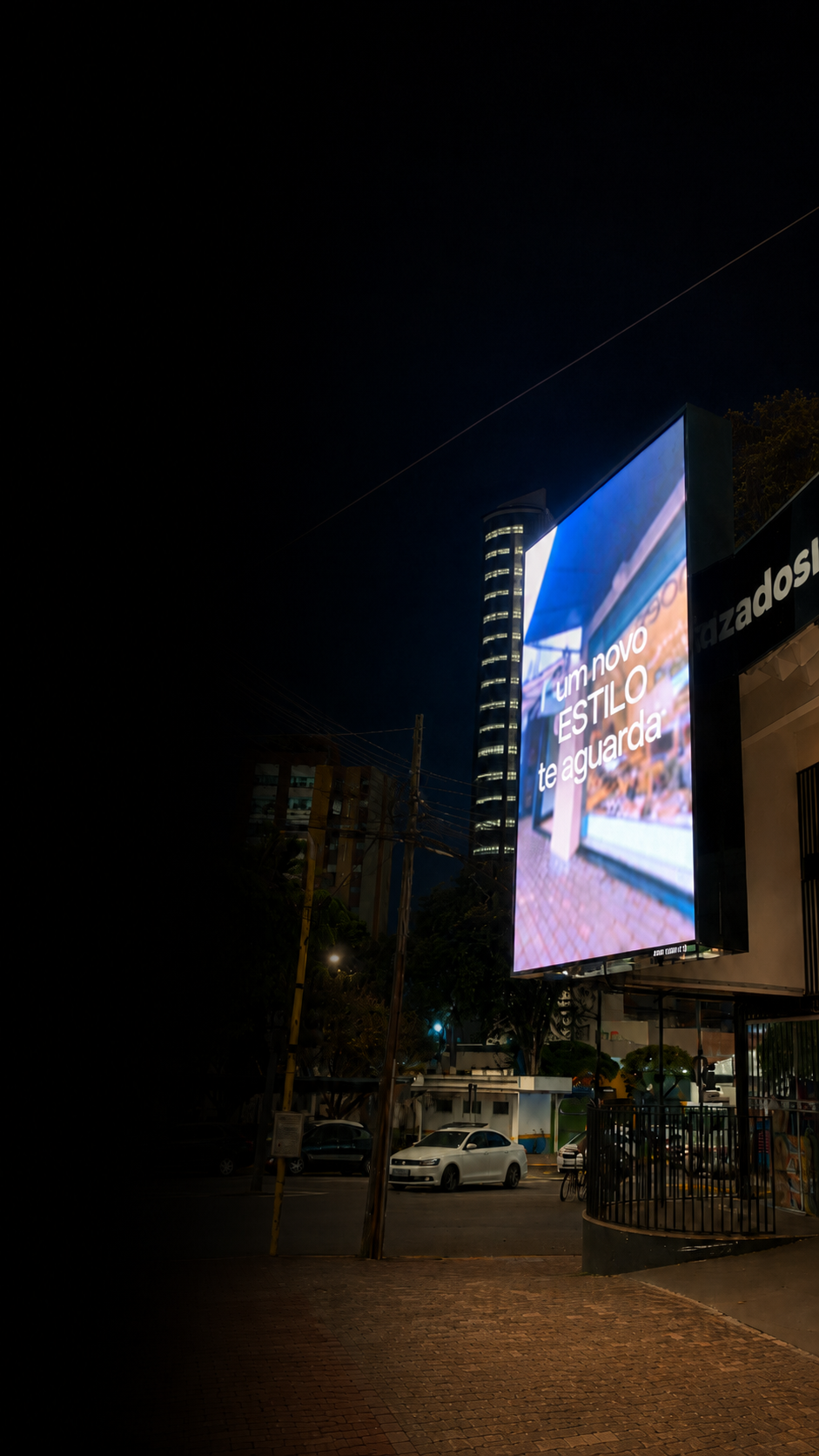 Painel de LED 4K da Mega Display iluminando a Av. Curitiba em Apucarana à noite